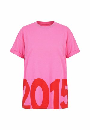 T-shirt rose à manches courtes avec revers de manches pliés et grands chiffres rouges "2015" imprimés sur la partie basse devant.