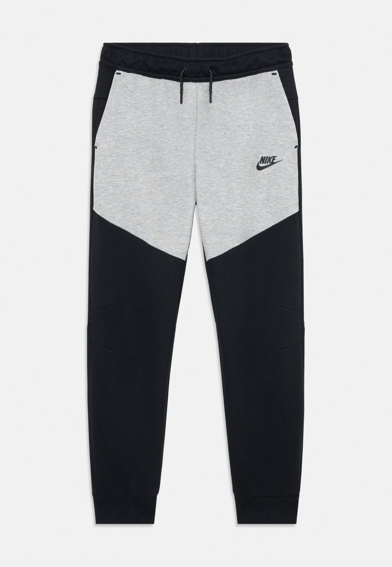 Calças de treino cinzas e pretas com um ajuste afunilado, feitas de um tecido suave, apresentando uma parte superior em contraste, dois bolsos laterais e uma cintura com cordão.