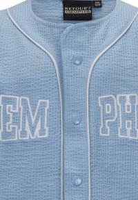 Jasnoniebieski dżersej o fakturze waffle z białymi wypustkami. Posiada zapięcie na guziki oraz białe hafty "MEM" i "PH" z przodu.