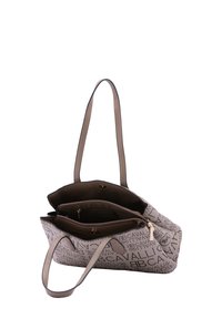 Grijze tote bag van een gestructureerde stof met een herhalend logo-patroon, dubbele bovenhandvaten en meerdere interne compartimenten.