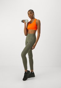 ASICS CORE LOGO BRA - Sujetadores deportivos con sujeción media - orange