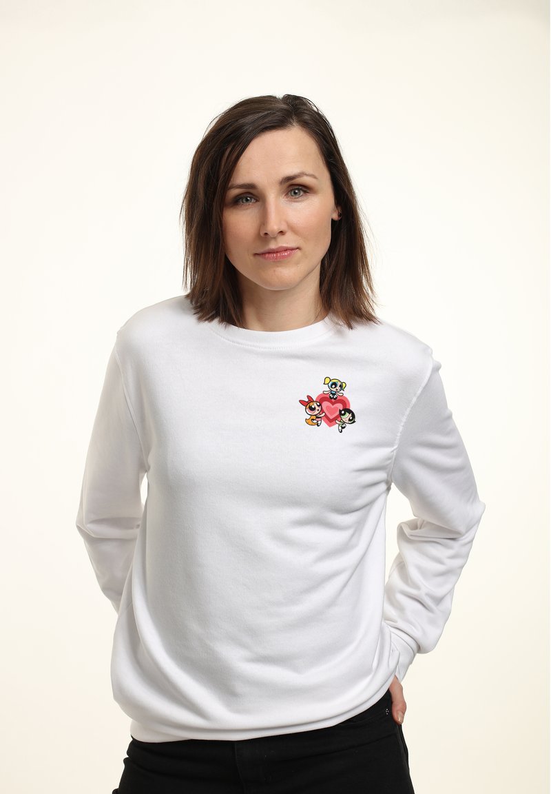 Sudadera de manga larga blanca con un gráfico de un personaje de dibujos animados colorido en el pecho. Material de algodón suave con un corte relajado.