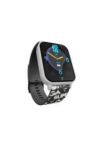 Quadratische Smartwatch mit schwarzem Zifferblatt, bunten Stundenmarkierungen und einem gemusterten schwarz-weißen Gummiband mit Textakzenten.