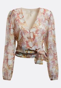Blouse portefeuille à fleurs avec manches longues, présentant un profond décolleté en V, une taille nouée, et un motif délicat aux couleurs pastel sur un tissu léger.
