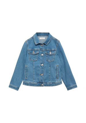 Veste en denim bleu clair avec un front à boutons, deux poches poitrine avec rabats, quincaillerie en argent et manches longues avec un col classique.