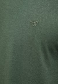 Grünes Baumwoll-T-Shirt mit einem kleinen, gestickten Pferdelogo auf der Brust, glatter Textur und klassischem Rundhalsausschnitt.