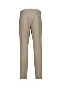 Pantaloni beige chiaro su misura con una texture liscia, caratterizzati da una parte anteriore piatta, passanti per cintura e due tasche posteriori con chiusura a bottone.