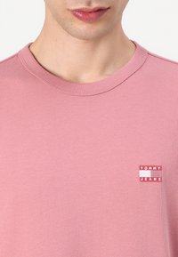 Tommy Jeans BADGE TEE - T-shirt basique - tahiti berry tonal