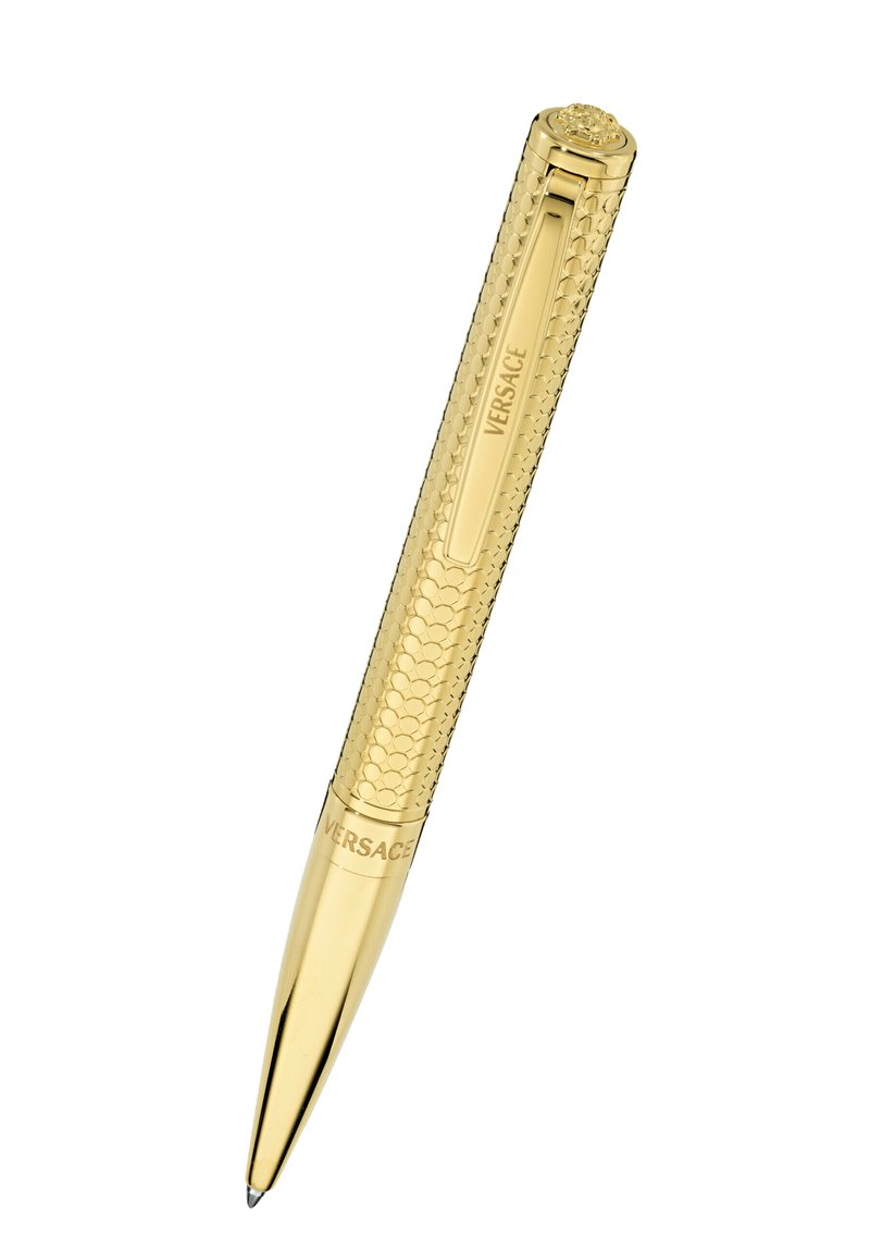 Złoty długopis kulkowy z teksturowanym sześciokątnym wzorem. Posiada klips oraz grawerowane napisy "VERSACE" na korpusie i końcówce. Skośna końcówka.