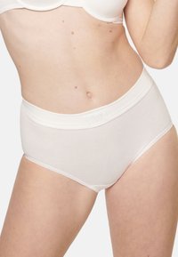 Weiße Baumwollunterwäsche mit hoher Taille, glatter Textur, elastischem Bund und gewellten Beinausschnitten. Logo auf dem Bund.