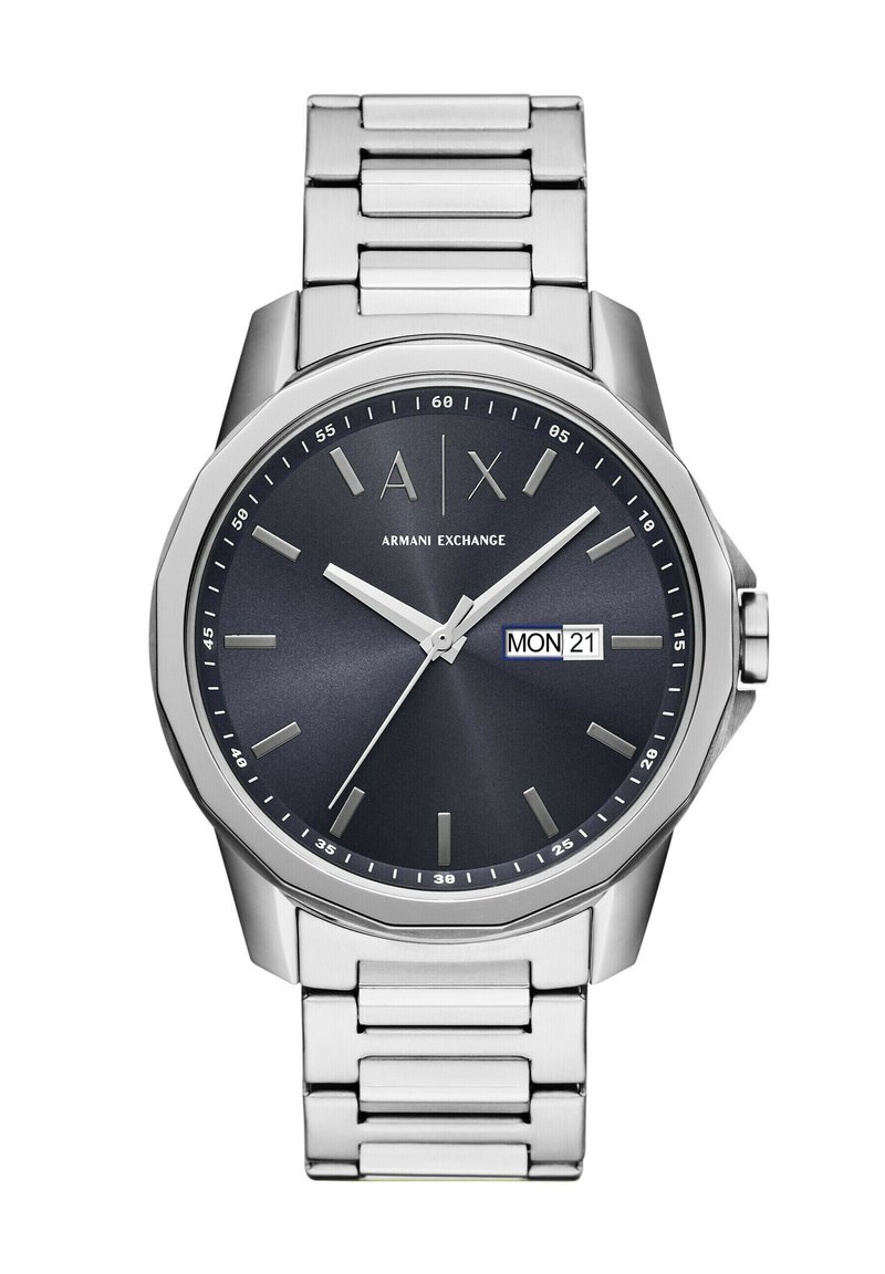 Reloj de acero inoxidable con un dial azul oscuro, marcadores de hora plateados, pantalla de fecha y una pulsera de eslabones de metal cepillado. Diseño de caja redonda.