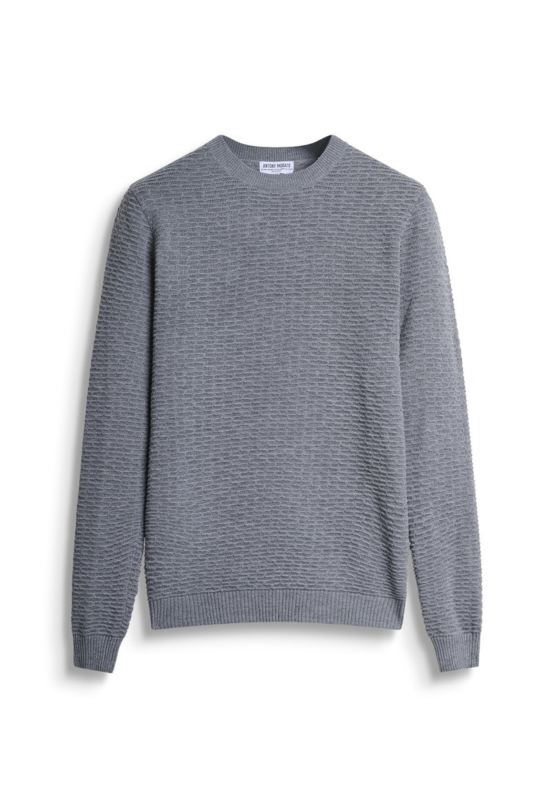 Maglione grigio con texture, colletto a girocollo e maniche lunghe. Polsini e orlo a costine. Delicato motivo geometrico su tutta la superficie del tessuto.