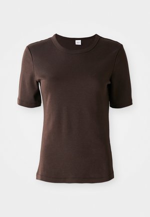 Bruine korte mouwen crew neck getailleerde t-shirt met zichtbare stiksels op de mouwen en zoom, weergegeven op een strakke witte achtergrond.