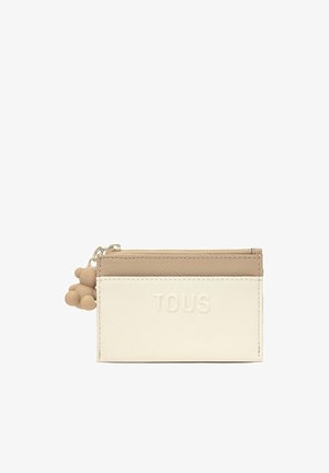 Piccolo porta carte bicolore beige e panna con logo TOUS in rilievo e ciondolo a forma di orso beige appeso alla cerniera.