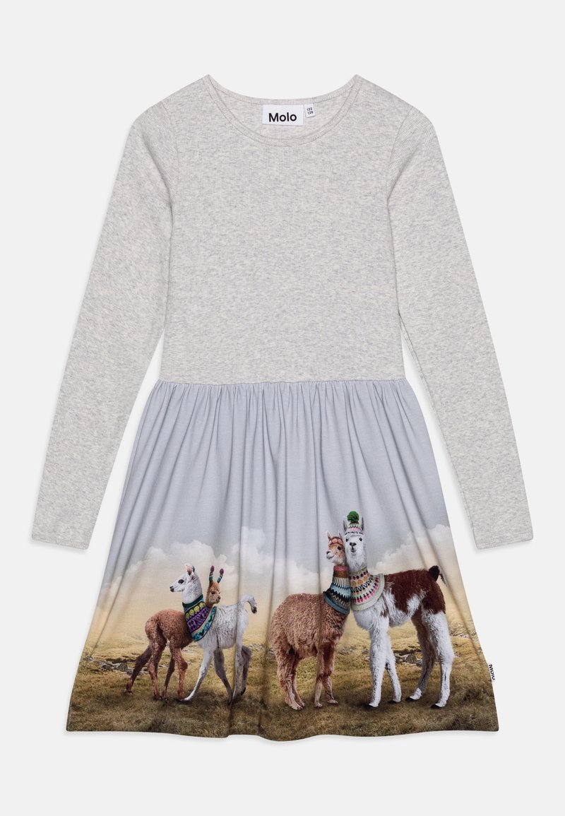 Robe gris clair à manches longues avec une jupe froncée ornée de quatre lamas portant des foulards colorés à motifs, debout sur l'herbe.