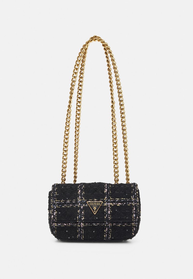 Bolso de mano de tweed negro con correa de cadena dorada, que presenta un diseño acolchado y una placa de logo triangular. Acentuado con hilos de colores y tachuelas.