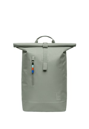 Mat mat lysegrå rygsæk med rullelukning og frontlomme med lynlås, der har røde, hvide og blå trækfaner samt "GOT BAG"-logo nederst til højre.