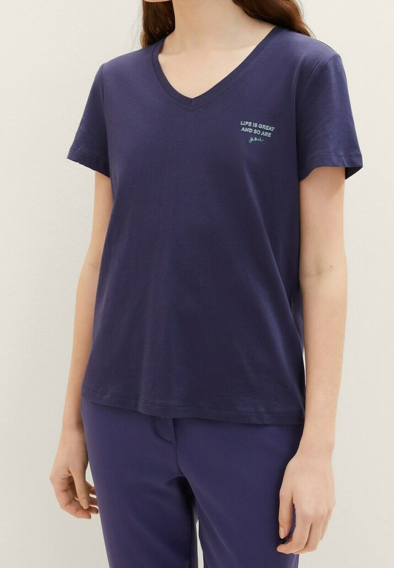 Mörkblå bomull T-shirt med V-ringning och korta ärmar, med texten "LIFE IS GREAT AND SO ARE YOU" i kontrasterande broderi.