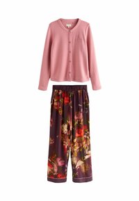 Roze knopen-om cardigan met een gemêleerd patroon, gecombineerd met donkere bloemenpyjamabroeken met een elastische tailleband en zakken.