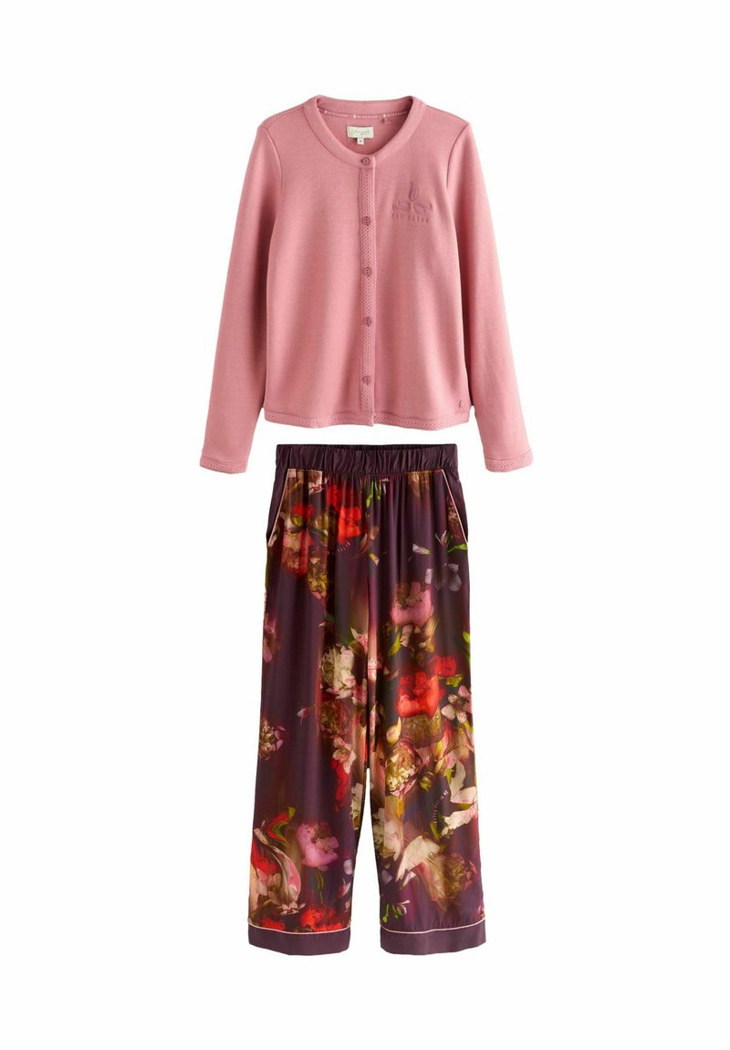 Roze knopen-om cardigan met een gemêleerd patroon, gecombineerd met donkere bloemenpyjamabroeken met een elastische tailleband en zakken.