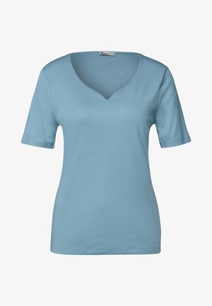 Bluzka z dekoltem w kształcie litery V, krótki rękaw, wykonana z jasnoniebieskiego materiału, o gładkiej fakturze, luźny krój, czyste krawędzie, z subtelną metką przy neckline.