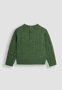 Grüner Kabelstrickpullover mit langen Ärmeln und drei Knöpfen im Nackenbereich auf einem hellgrauen Hintergrund.
