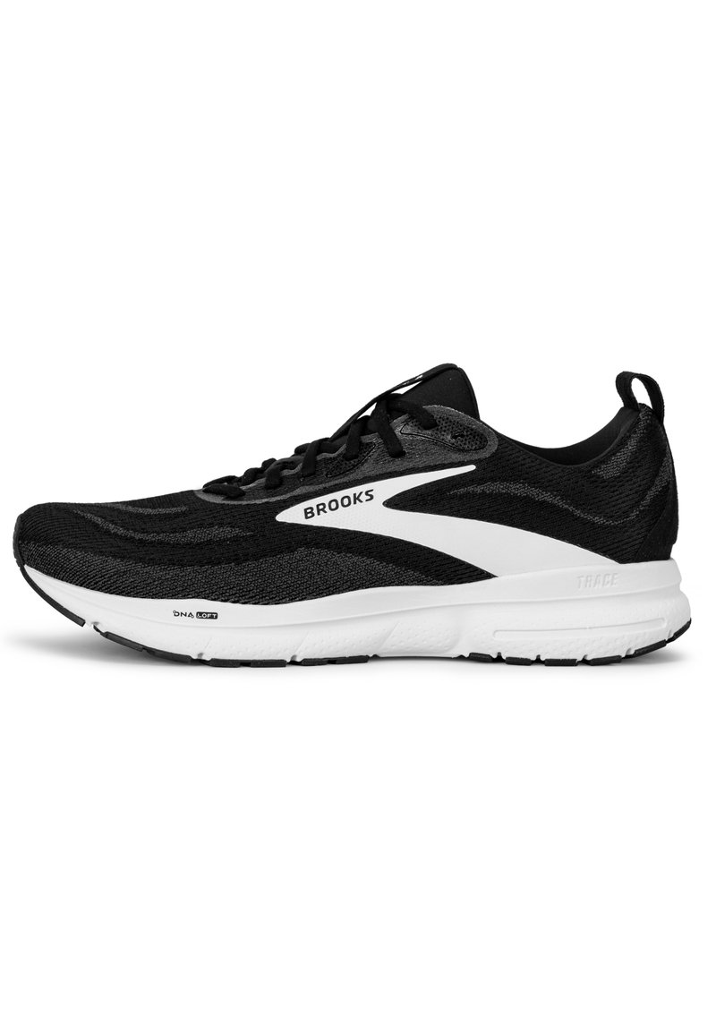 Zapatilla de correr negra con parte superior de malla texturizada, acentos blancos y suela acolchada. Presenta cordones, logotipo de Brooks y un diseño de soporte.