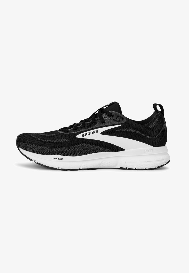 Zapatilla de correr negra con parte superior de malla texturizada, acentos blancos y suela acolchada. Presenta cordones, logotipo de Brooks y un diseño de soporte.