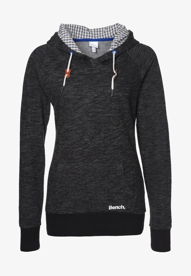 Sweat à capuche gris foncé à manches longues avec poignets noirs, cordons blancs avec détails en bois, doublure intérieure à carreaux de la capuche et logo Bench à l’avant.