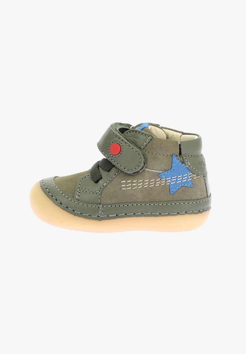 Zapato alto de cuero verde con acento de estrella azul, correa de Velcro roja, cordones negros y suela de goma beige; presenta detalles de costura.