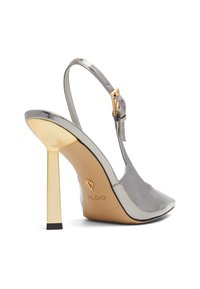 Tacón slingback de charol plateado con punta afilada, acento dorado en el tacón y plantilla color beige. Diseñado con una correa ajustable con hebilla.