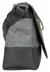 Grå og sort messenger taske med justerbar sort skulderrem og snoretræk på hvid baggrund, vist fra siden.