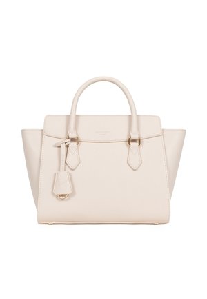 Roomkleurige gestructureerde leren handtas met dubbele handvatten, goudkleurige accenten en een hangend leren label op een witte achtergrond.