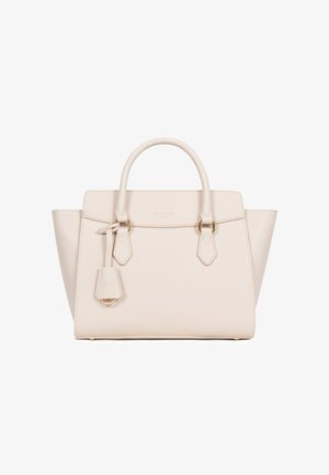 Roomkleurige gestructureerde leren handtas met dubbele handvatten, goudkleurige accenten en een hangend leren label op een witte achtergrond.