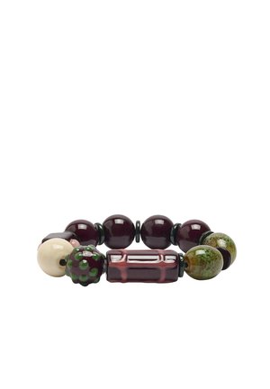 Elastyczna bransoletka z dużymi błyszczącymi koralikami w kolorach bordowym, zielonym, kremowym i z teksturowanymi wzorami ułożonymi w różnorodne kształty i rozmiary.