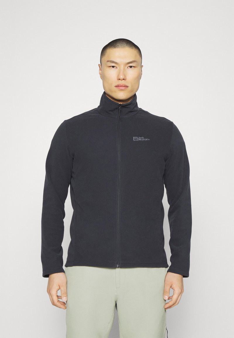 Schwarze Fleecejacke mit hohem Kragen, vollem Reißverschluss und Logo auf der Brust. Verfügt über eine glatte Textur und einen figurbetonten Schnitt.