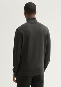 Ciemnoszary sweter z wysokim kołnierzem, ściągaczami przy rękawach i na dole. Gładka tekstura z lekko swobodnym krojem. Materiał wydaje się miękki i przewiewny.