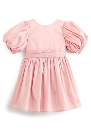 Robe rose clair pour tout-petit avec manches courtes bouffantes, taille ajustée avec détail plissé et jupe froncée.