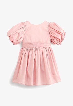 Robe rose clair pour tout-petit avec manches courtes bouffantes, taille ajustée avec détail plissé et jupe froncée.