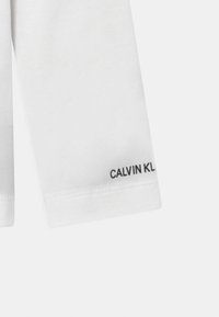 Calvin Klein Jeans MONOGRAM ROLL NECK - Långärmad tröja - bright white