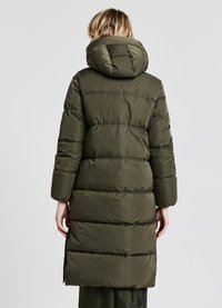 Piumino verde oliva con cappuccio, con sezioni orizzontali trapuntate, maniche lunghe e spacchi laterali per facilitare i movimenti.