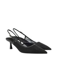 Zapatos de tacón negro tipo slingback con punta afilada, tejido texturizado y un acento de malla. Tienen un tacón delgado y una correa ajustable.