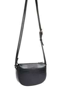 Zwarte schoudertas met een reliëf krokodillenpatroon en een verstelbare strap, beveiligd met een bovenaan rits.