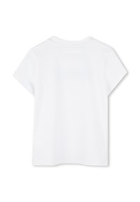 Witte kraagloze t-shirt met korte mouwen, gemaakt van zacht katoen, met een ronde halslijn en schone naden. De achterkant is eenvoudig zonder zichtbare afbeeldingen of patronen.