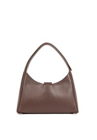Borsa in pelle marrone con manico curvo, forma strutturata e superficie texturizzata. Dettaglio di chiusura al centro e accenti in hardware dorato.