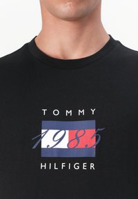Tommy Hilfiger LINEAR FLAG GRAPHIC TEE UNISEX - T-Shirt print - black