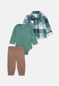 Dreiteiliges Baby-Outfit: braune Hose mit elastischem Bund, langärmliger grüner Body und grün-blau kariertes Hemd mit Knöpfen, alles in Größe 6 Monate.