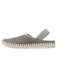 Scarpa grigia slip-on con tomaia perforata, fascia posteriore elasticizzata e suola bianca a contrasto, testurizzata e con accenti scanalati.