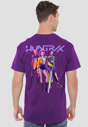 K-POP DEMON HUNTERS - HUNTRIX BAND POSE BACK - Print T-shirt - purple
