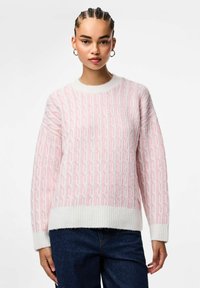 Rosa och vit stickad tröja med ett texturerat mönster, ribbade muddar och fåll. Tyget verkar mjukt och mysigt.